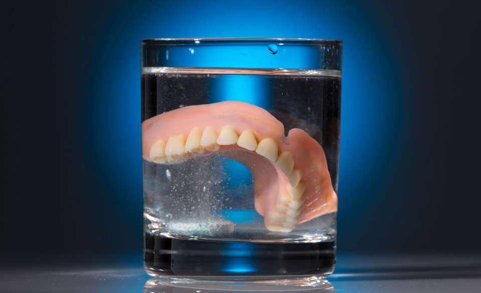 Як правильно зберігати знімні зубні протези вночі? » журнал здоров'я iHealth 