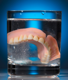 Как хранить зубные протезы ночью?
