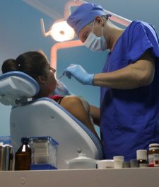 Стоматолог-хирург: кто это и что он делает?